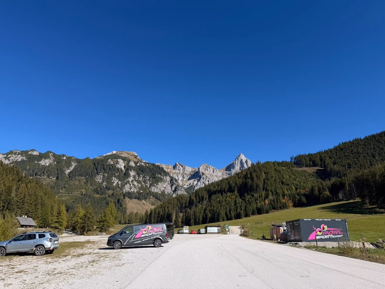 Pörl Sport – Standort mit beschriftetem Container und Fahrzeug