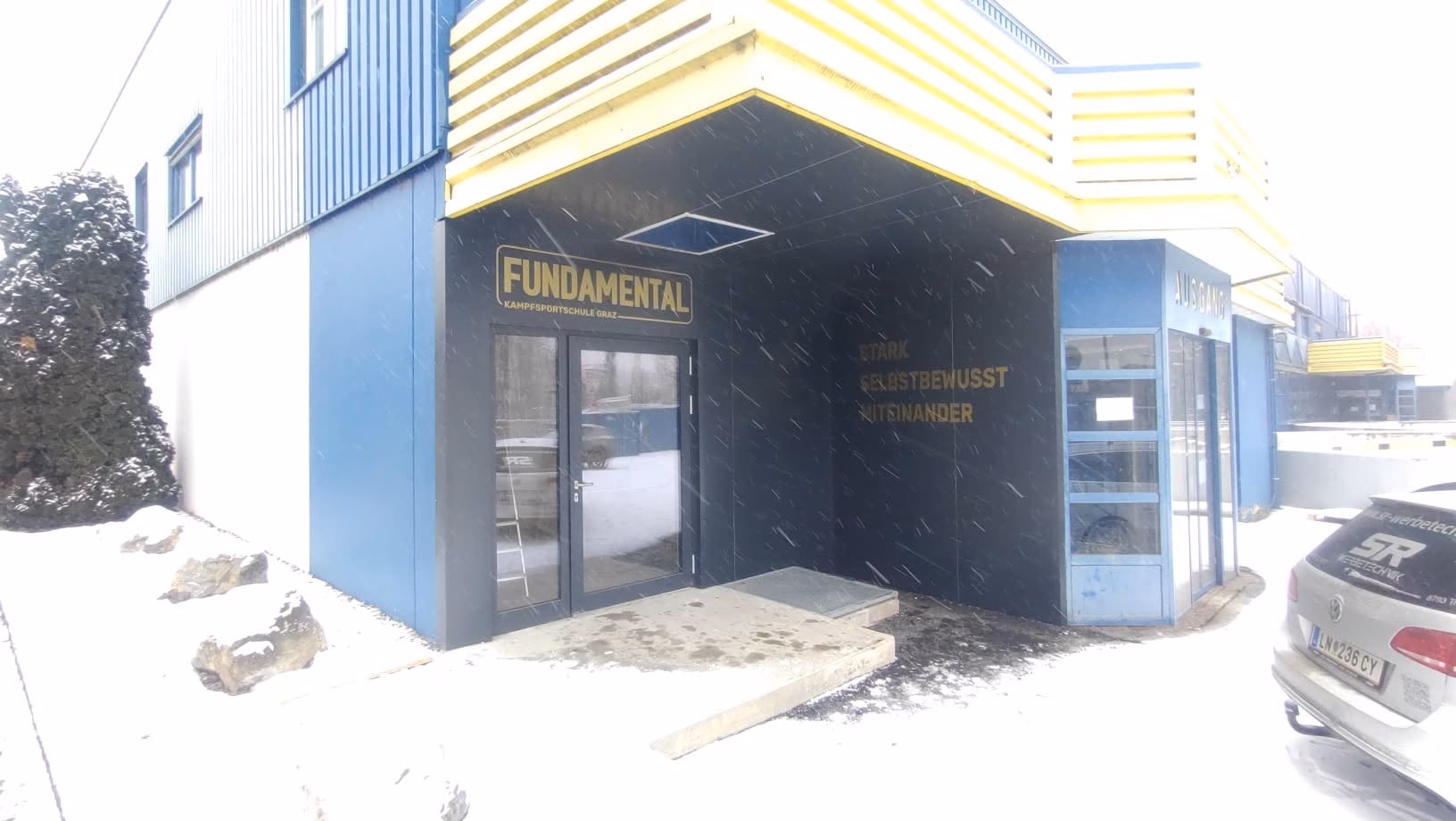 Fundamental – beschrifteter Eingangsbereich