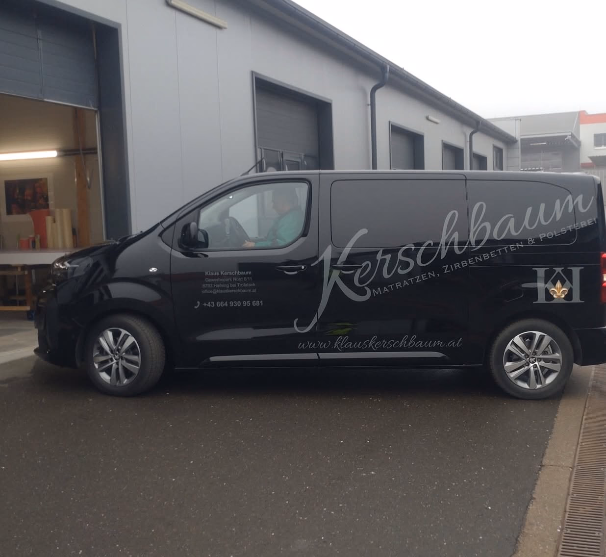 Kerschbaum – beschrifteter schwarzer Transporter