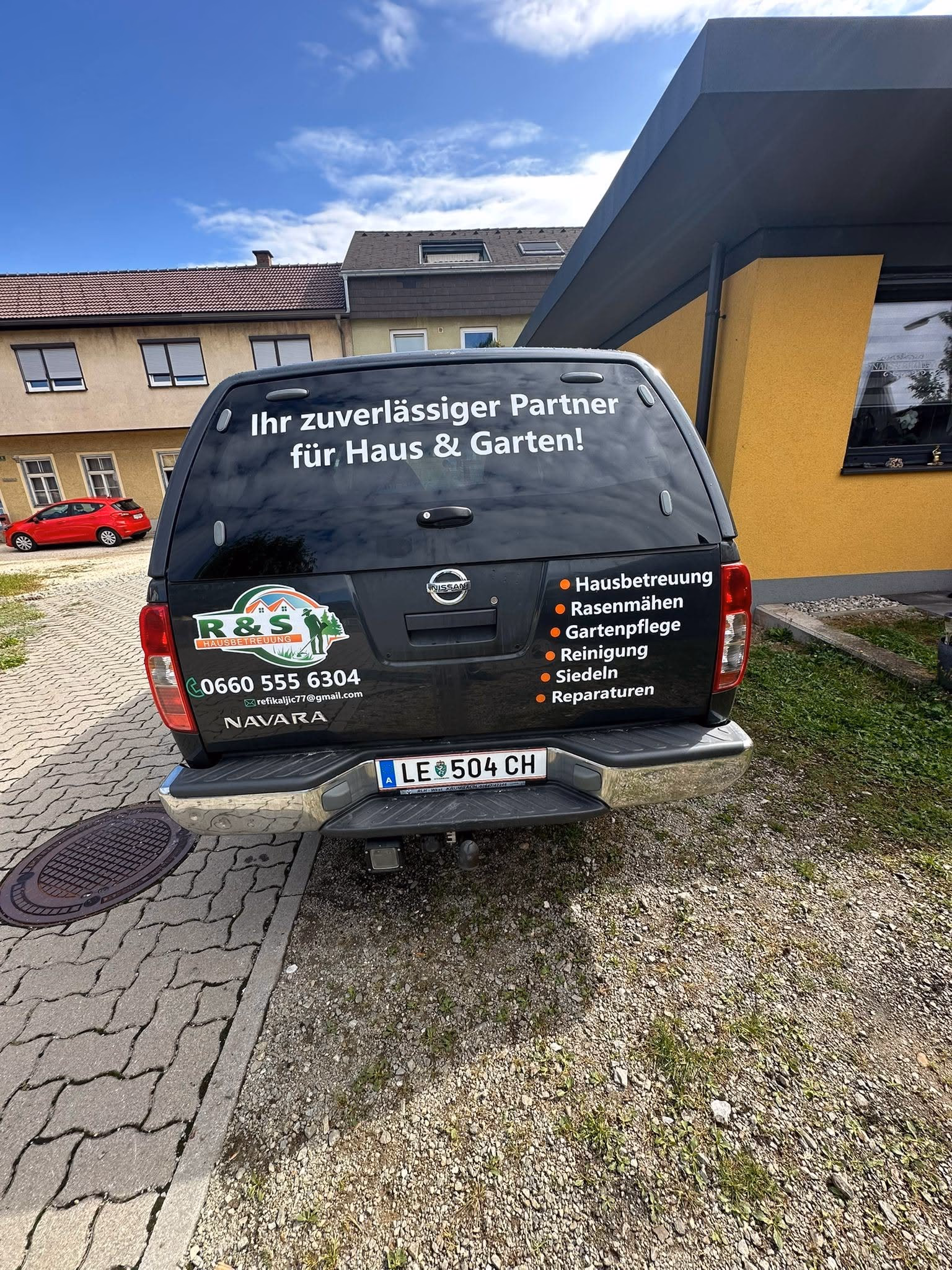 Haus- und Gartenservice – Pickup, Heckansicht