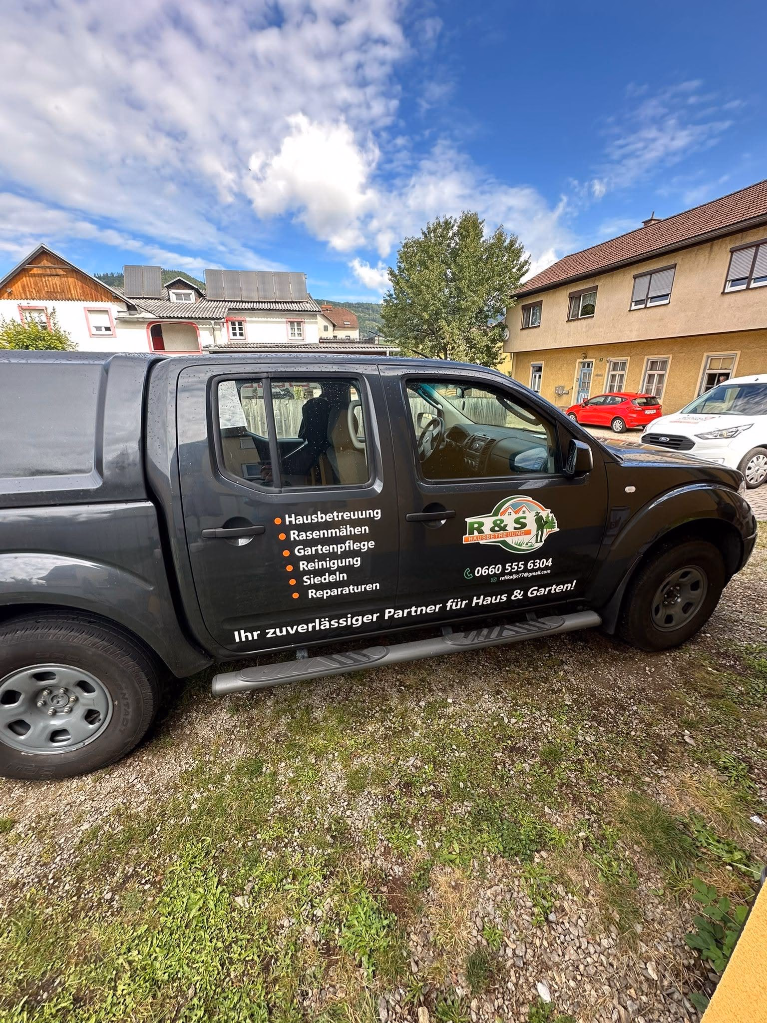 Haus- und Gartenservice – Pickup, Seitenansicht