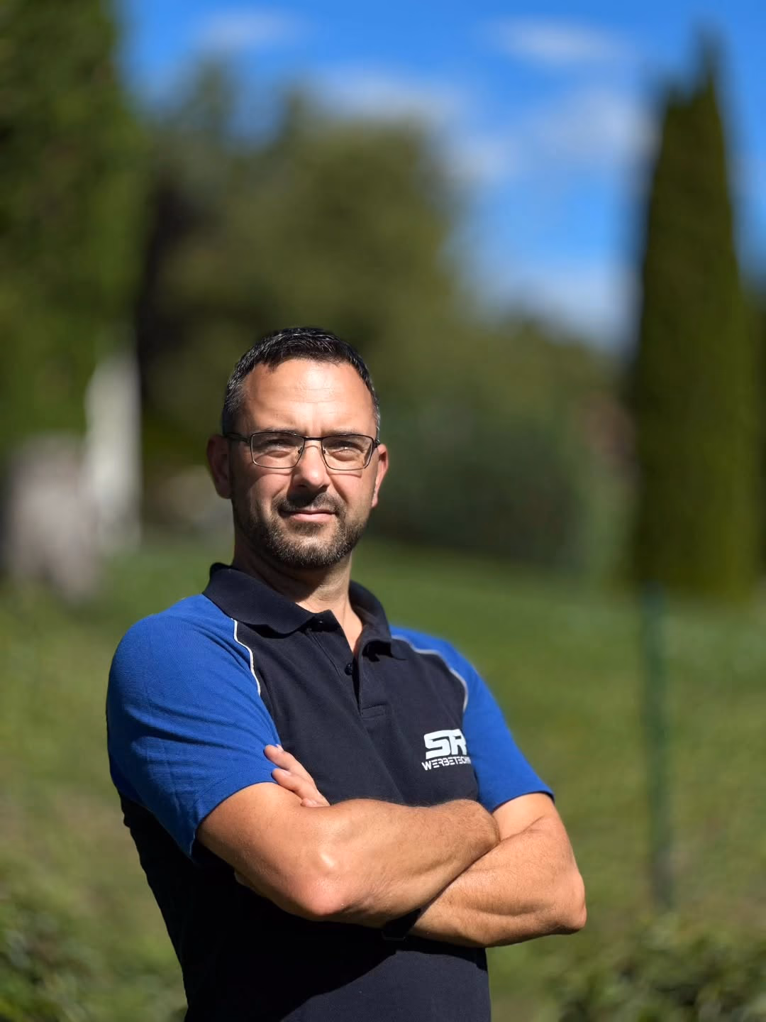 Personenfoto – Mann im SR-Werbetechnik-Shirt