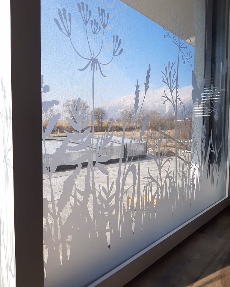 Glasdekorfolie – Pflanzenmotiv am Fenster, schräge Ansicht